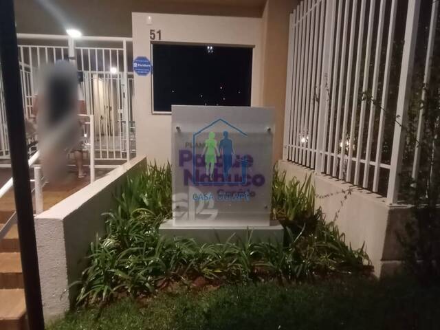 Retrofit de fachada de casa com esquadrias pretas e placas de